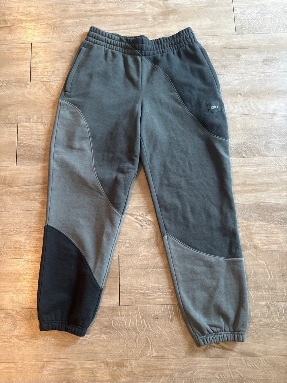 ALO Yoga “Make Waves Sweatpant” Unisex Waist 32” Inseam 30 | $198